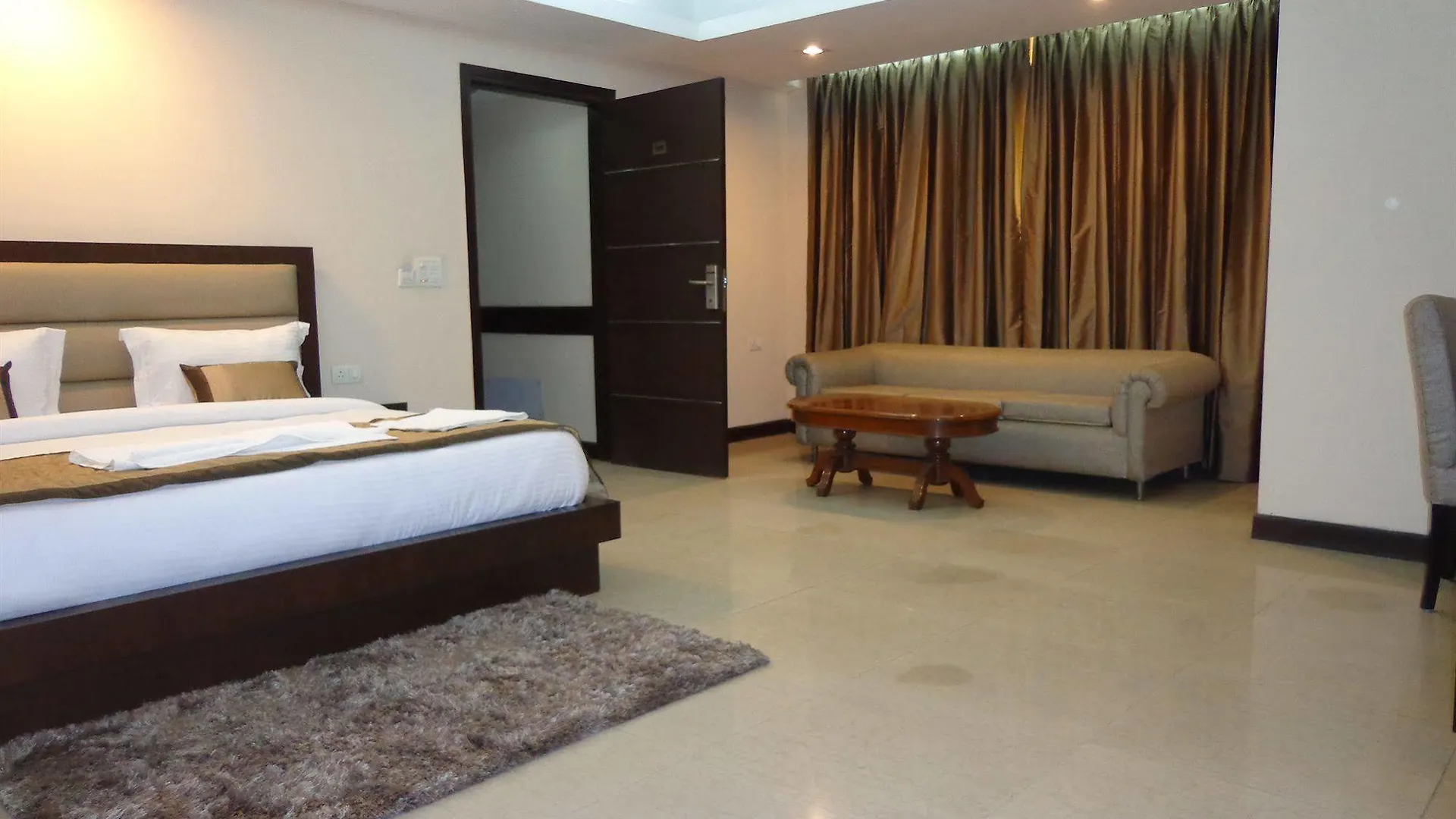 Hotel Aura @Airport New Delhi
